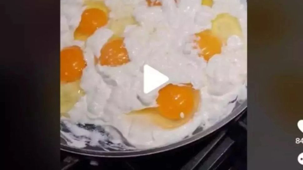 VIDEO – Cea mai ciudată rețetă de ouă din Bucovina – Arată scârbos, însă gustul a uimit pe toată lumea