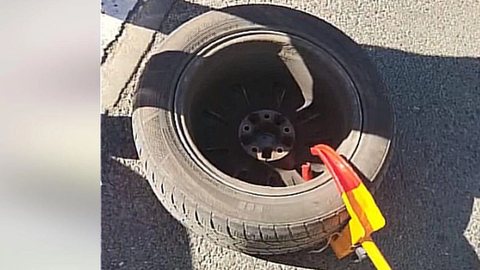 Cum a fentat amenda un șofer din București care avea roata blocată de autorități pentru că parcase în loc nepermis - VIDEO