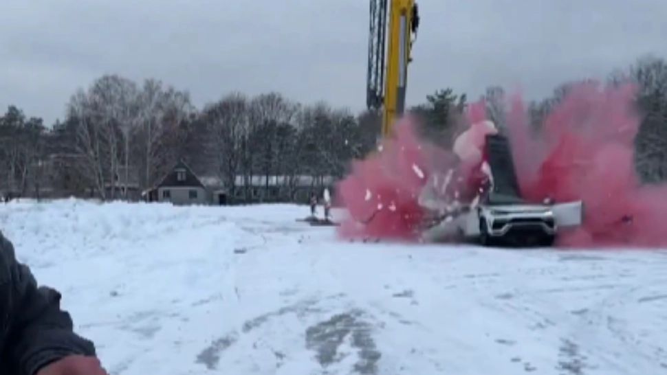 Un rus și-a distrus limuzina de 250 de mii de euro pentru like-uri