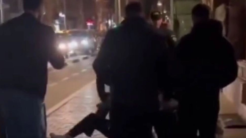 Imagini de la scandalul provocat de bărbatul care a ameninţat luptătorii SAS aflaţi în misiune, publicate de sindicaliştii din Poliţie