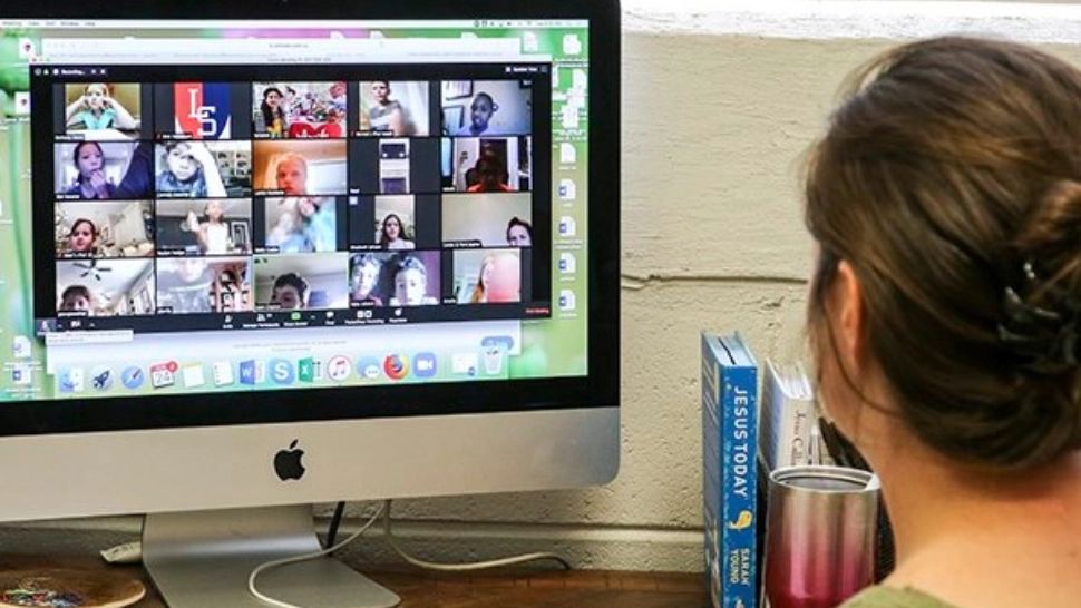 Noua lege a școlii online include și părinții. Ce atribuții au aceștia