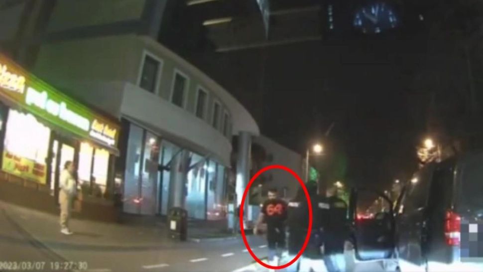 S-a dat jos să îl ia la bătaie pe șofer, dar din mașină au ieșit mascații (VIDEO)