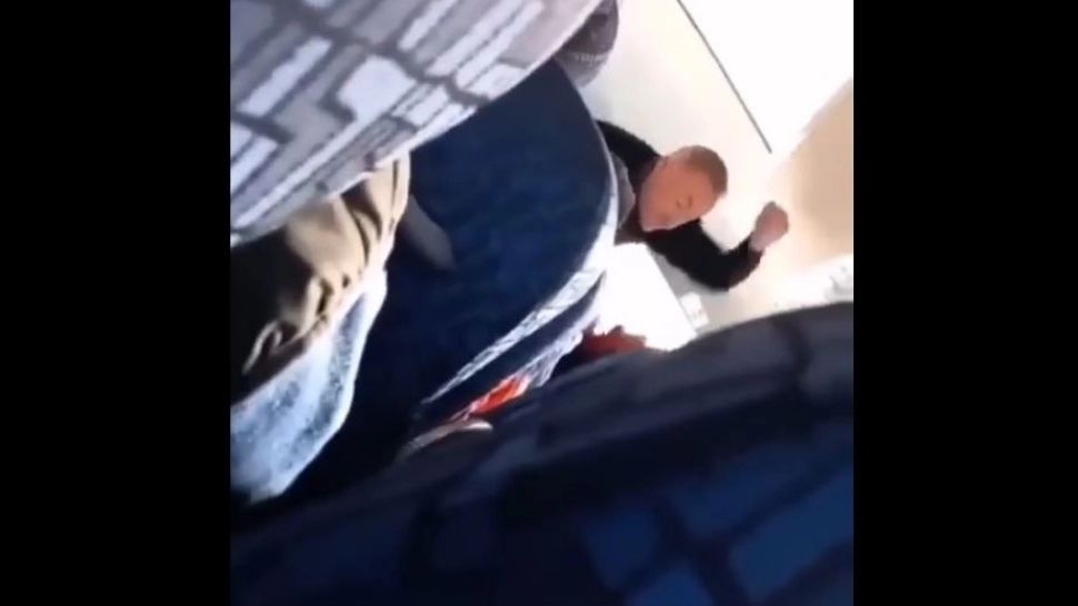 ȘOCANT! Femeie lovită cu bestialitate de șoferul unui microbuz. Poliția l-a identificat pe agresor (VIDEO)