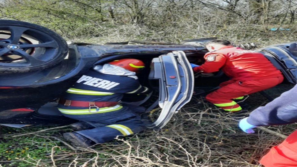 Sofer găsit mort, după 12 ore, în mașina răsturnată în tufișurile de pe marginea drumului