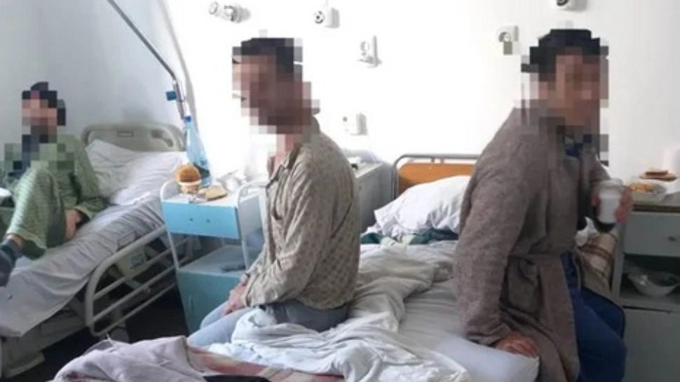 Imagini revoltătoare într-un spital din Vâlcea. Bolnavii, obligați să stea câte doi în pat. Saloanele, focare de infecție - FOTO