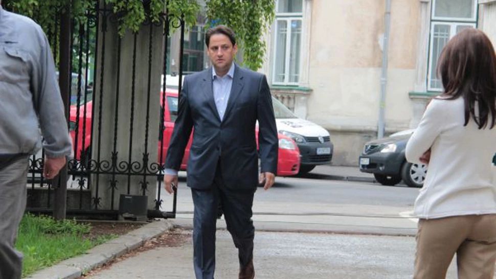 Afișe pe vila milionarului retrocedărilor ANRP, Gheorghe Stelian: „Ești un TRĂDĂTOR și un țepar” - VIDEO