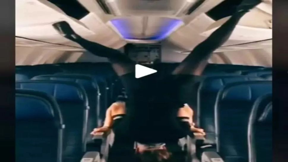 VIDEO – Ce a putut face o stewardesa româncă înainte să urce pasagerii în avion: “Acum înțeleg de ce au întârzieri zborurile”