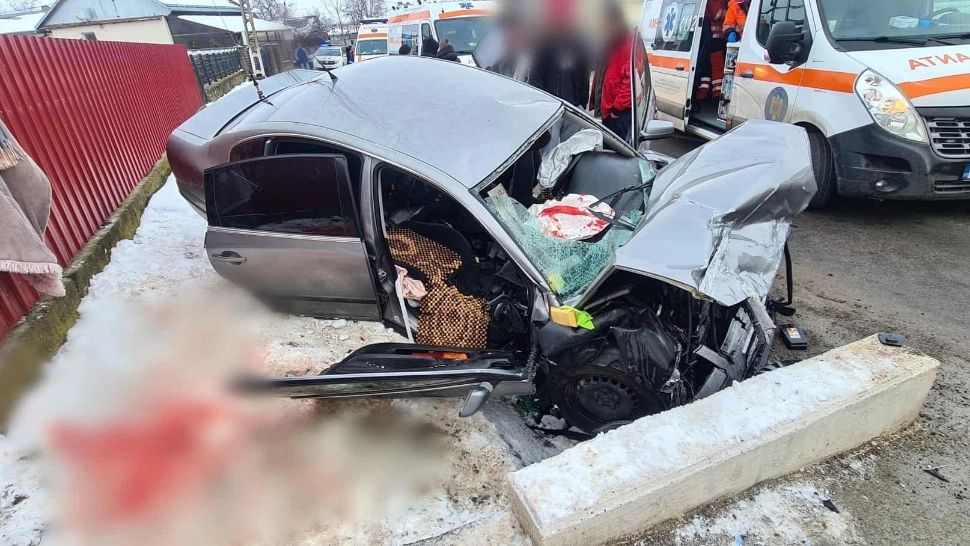 Accident teribil în Suceava. Mașină înfiptă într-un șanț. Cinci tineri au ajuns la spital