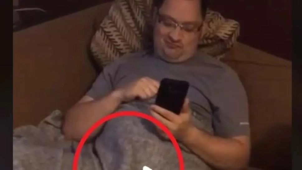 VIDEO – Soția și-a prins partenerul când a venit de la muncă – L-a pus să dea la o parte pătură – Surpriză mare, ce ascundea