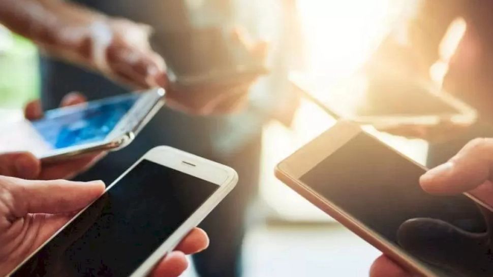 Statul vrea telefoane de ultimă generație în plină AUSTERITATE - Risipă de 17.000 de euro la Ministerul Economiei