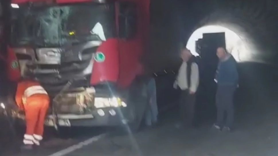 Trafic bloc pe Defileul Dunării, între Drobeta-Turnu Severin și Orșova, după ce 2 TIR-uri s-au ciocnit - VIDEO