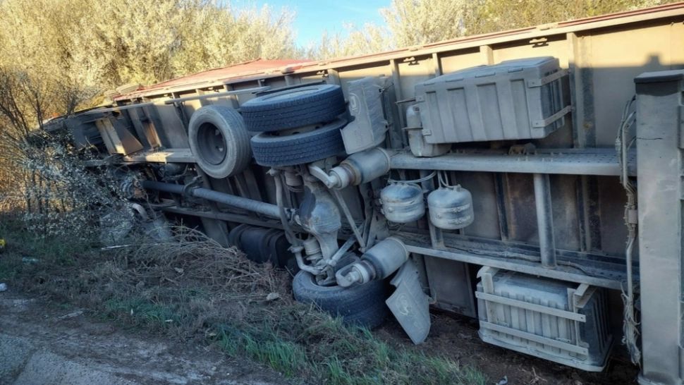 Un TIR încărcat cu rafturi metalice şi saltele s-a răsturnat pe DN 5