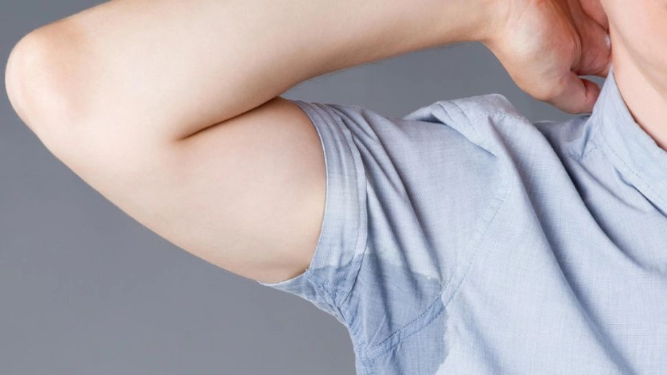 Cât de periculoasă este, de fapt, transpirația excesivă: cauze și soluții