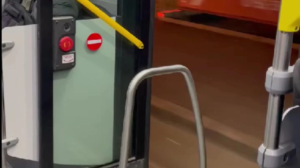 Pericol pe linia STB pentru Aeroportul Otopeni. Un autobuz a mers 2 stații cu o ușă deschisă - VIDEO