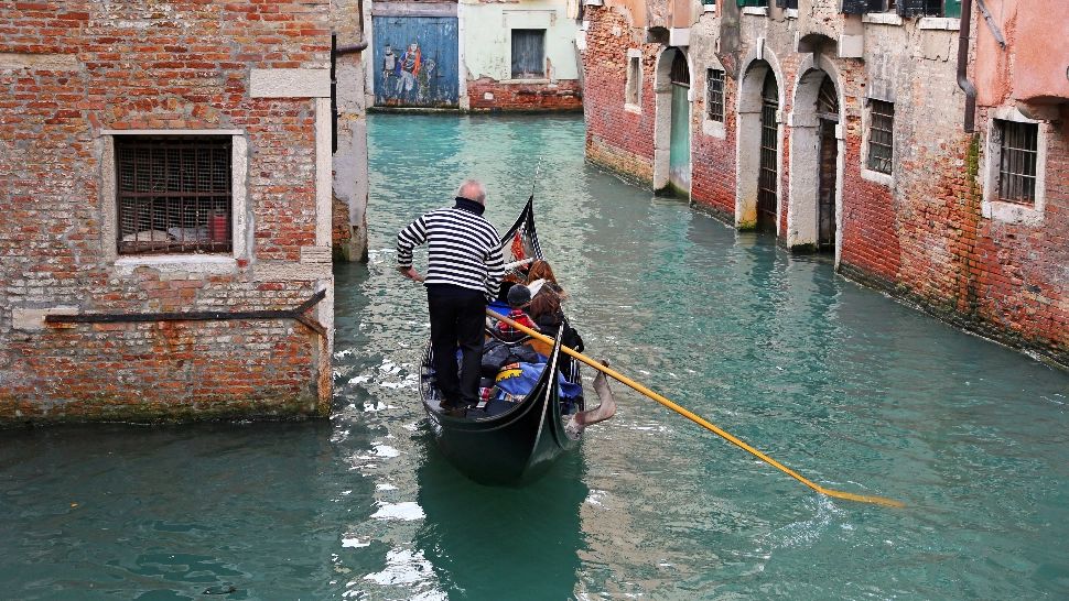 Autoritățile din Veneția îl caută pe temerarul care a sărit de pe bloc direct în canal: „E un idiot” (VIDEO)