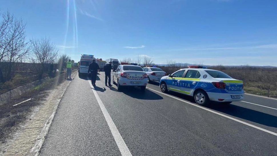 Şase persoane au fost rănite într-un accident între un autoturism şi o autoutilitară
