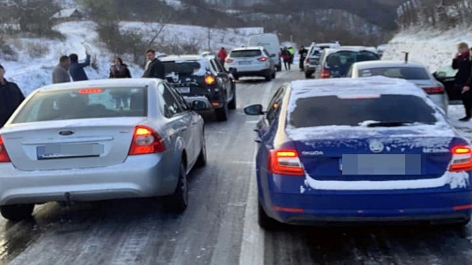 Ninsorile din centrul țării au scos utilajele de deszăpezire pe traseu. Circulație blocată în Bistrița-Năsăud din cauza poleiului 
