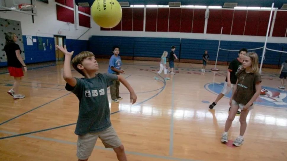 Profesoară, obligată să achite daune morale unui elev pentru că l-a lovit după ce a înjurat-o 