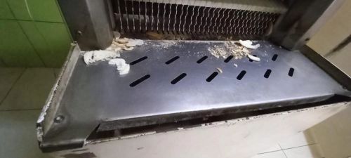 Controale la sânge în 2 mari piețe din Capitală, înainte de Paște: Amenzi de aproape 1 milion de lei pentru produse expirate, mizerie, rugină