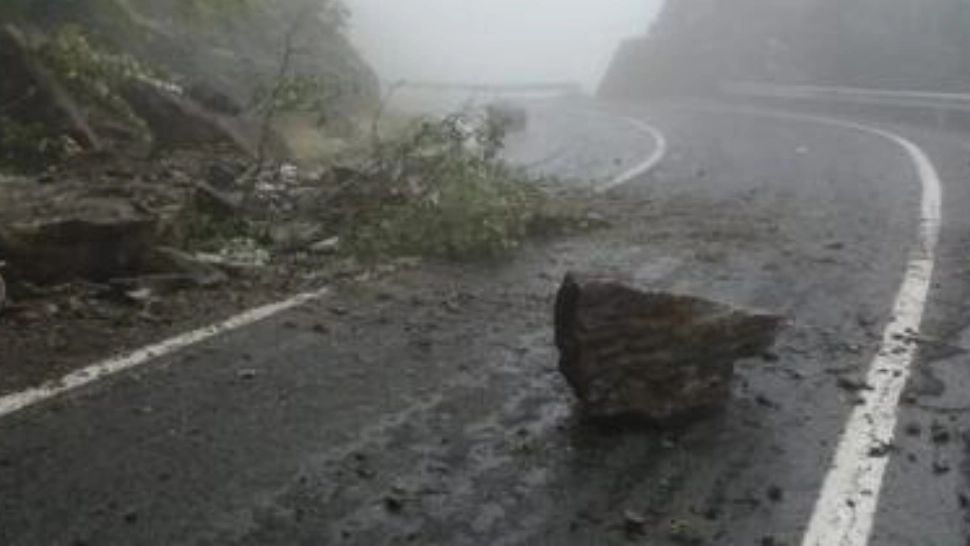 Noi alunecări de teren pe centura Călimăneşti. Circulaţie ÎNCHISĂ după căderile de pietre - FOTO
