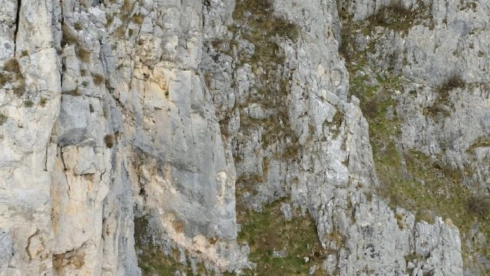 Salvamont Alba, intervenție contracronometru - 2 tineri au rămas blocați pe stâncă deasupra Grotei Studenților - FOTO