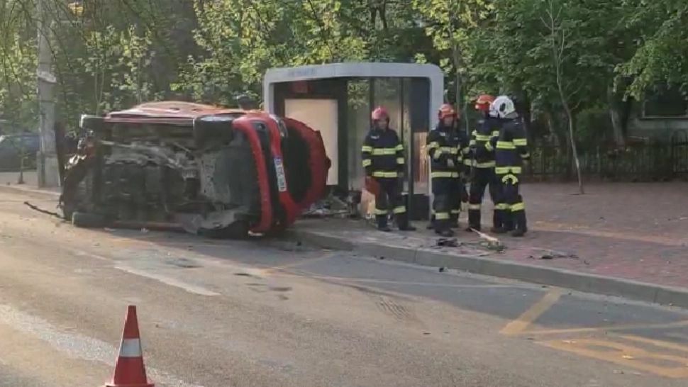 Impact VIOLENT între două mașini, pe un bulevard din Capitală: o mașină s-a răsturnat! O femeie, în stare gravă la spital - FOTO&VIDEO