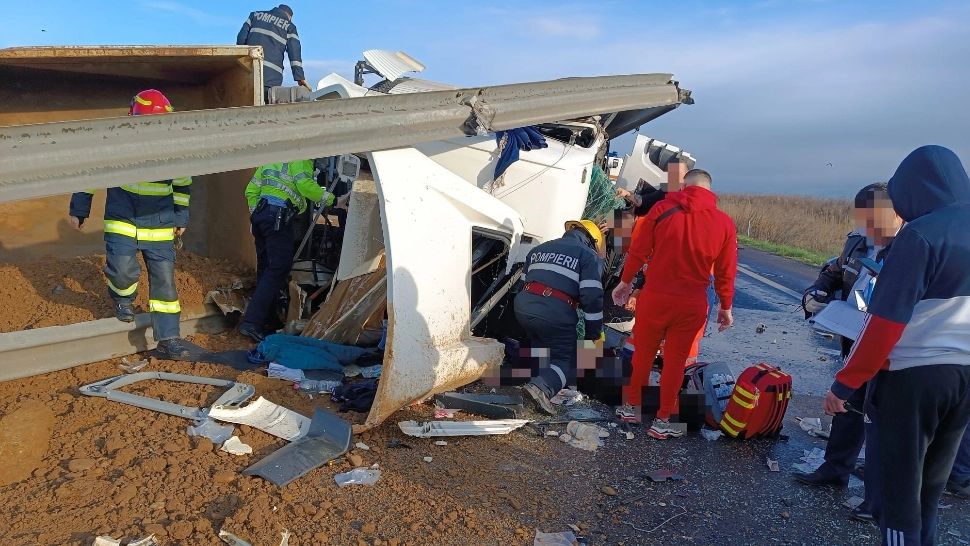 Șoferul autotrenului încărcat cu nisip, care s-a răsturnat pe A1, a DECEDAT! Circulația a fost OPRITĂ pe București-Pitești - FOTO