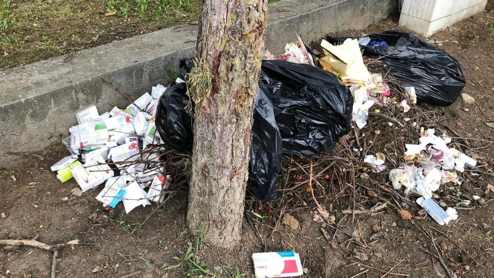 Zeci de cutii cu medicamente aruncate pe o stradă din Sfântu Gheorghe. Substanțe periculoase, în mijlocul drumului! 