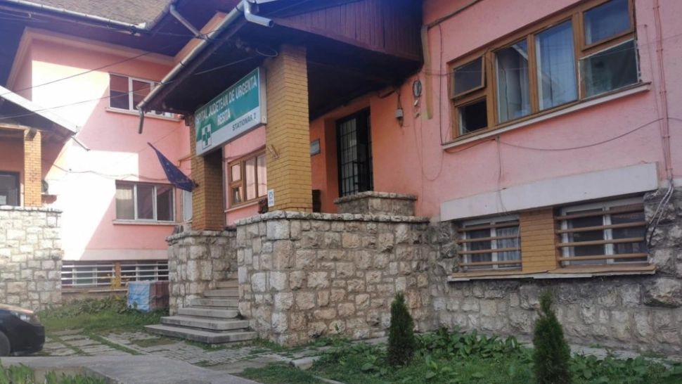 Scene revoltătoare într-un spital din România: Pacienți din Reșița, aproape imobilizați, obligați să facă singuri curat - Motivul, incredibil