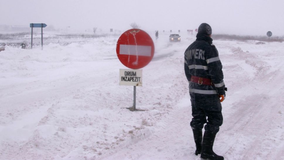 Peste 13 drumuri naționale ÎNCHISE în țară de ninsori și viscol - Se circulă în condiții de iarnă