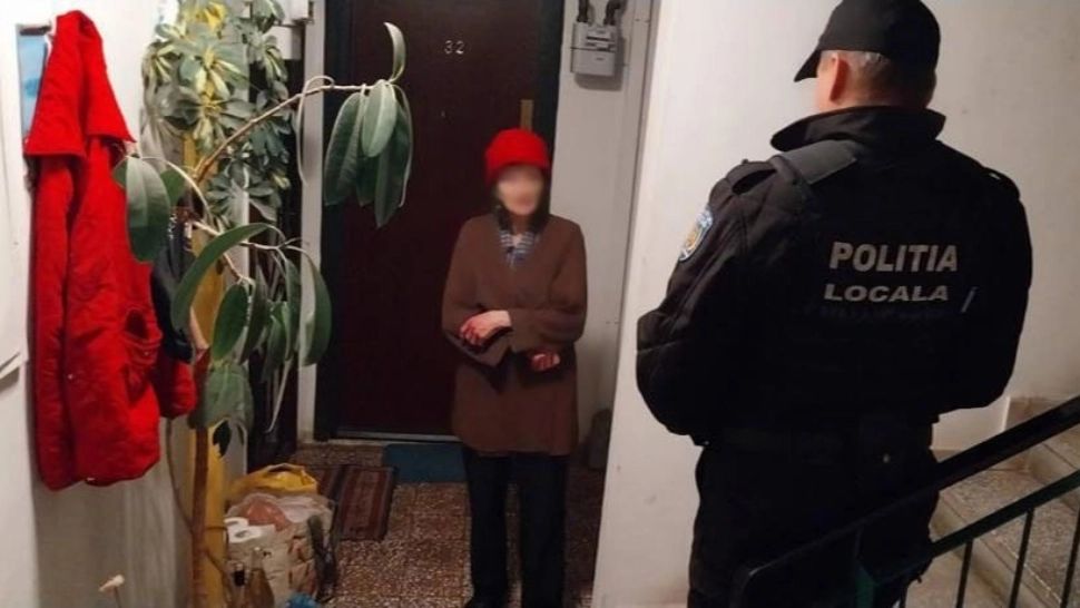 O bătrână a stat trei zile la ușa apartamentului pentru că își pierduse cheile. De ce nu au intervenit echipajele de la 112