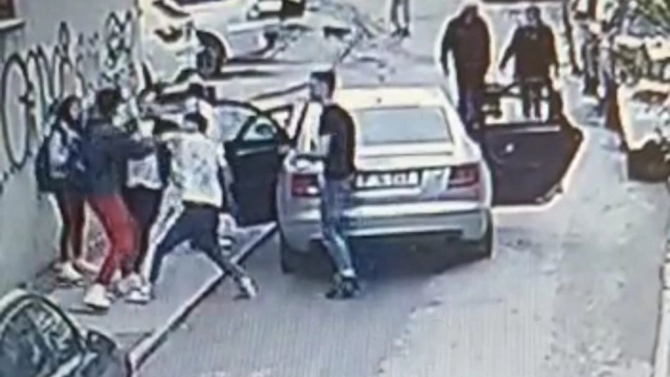 Un tânăr a fost luat la bătaie, în București, de patru băieți pentru că ar fi luat apărarea unei tinere