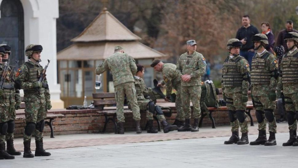 Incident în timpul discursului lui Nicolae Ciucă de la Focșani: Un militar a leșinat