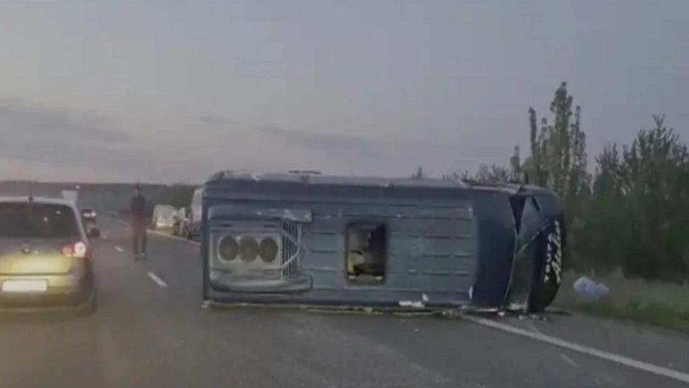 Trei membrii ai unei cunoscute trupe de muzică cover, răniți într-un accident rutier, pe A1. Impact violent, la prima oră a dimineții