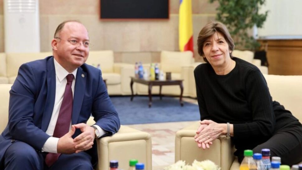 Bogdan Aurescu s-a întâlnit în aeroport cu ministrul de Externe al Franței - Macron a făcut escală la București