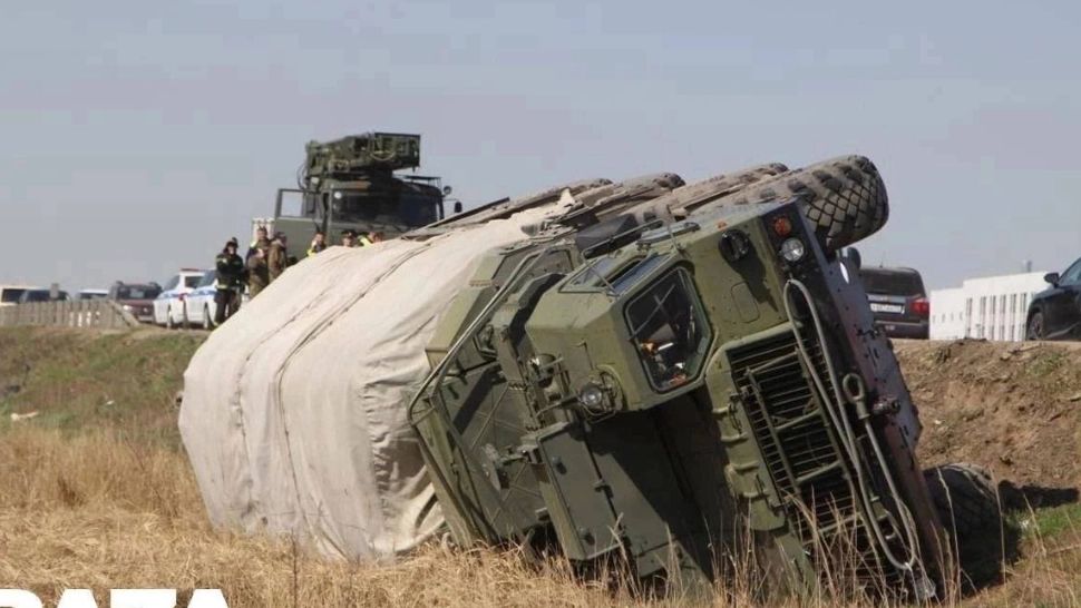 Un soldat rus beat a distrus mândria apărării aeriene a lui Putin. "Vânătorul de F-35", scos cu automacaraua din șanț