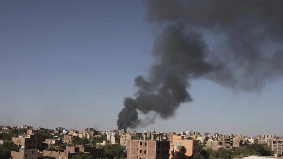 Criză Sudan. Atacurile aeriene şi loviturile de artilerie au continuat, sâmbătă dimineața, în ciuda armistițiului anunțat