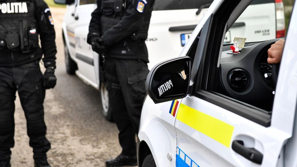 Mascații au luat cu asalt Năsturelu. Câțiva indivizi s-au luat la bătaie în mijlocul străzii