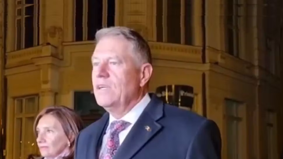 Preşedintele Klaus Iohannis şi soţia sa au participat la slujba de Înviere, la Sibiu - VIDEO