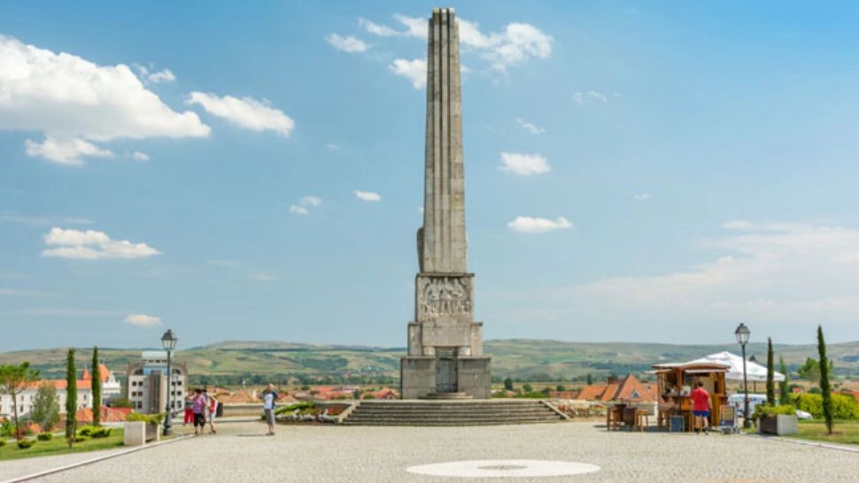 Obeliscul lui Horea, Cloșca și Crișan din Alba Iulia s-a înclinat și este în pericol de prăbușire