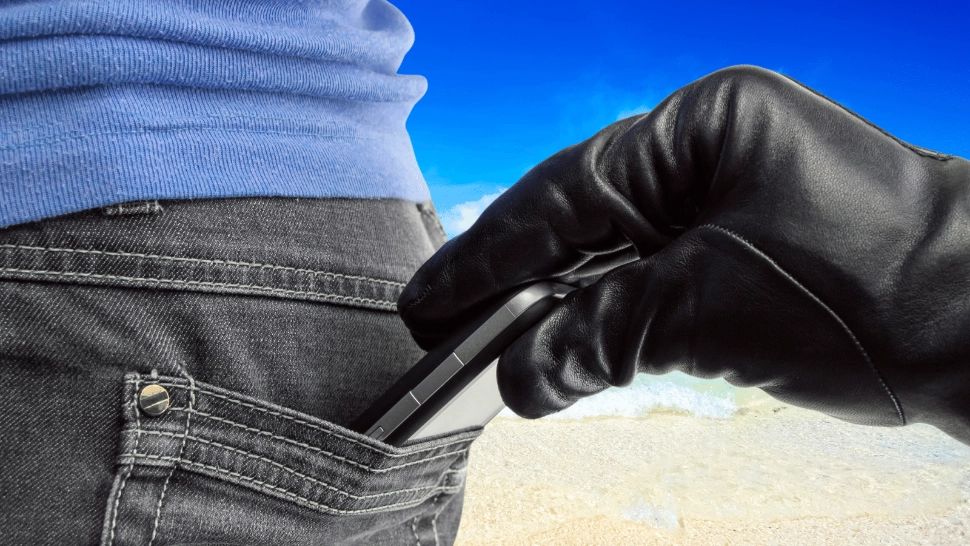 Hoții de buzunare nu se pensionează: la 61 de ani, a furat telefonul unui bătrân de 71 de ani!