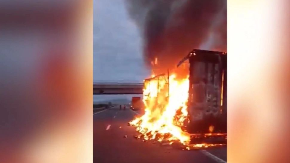 TIR încărcat cu marfă, cuprins de FLĂCĂRI pe A10! Șoferul s-a salvat în ultima clipă - Autocamionul a ars ca o torță