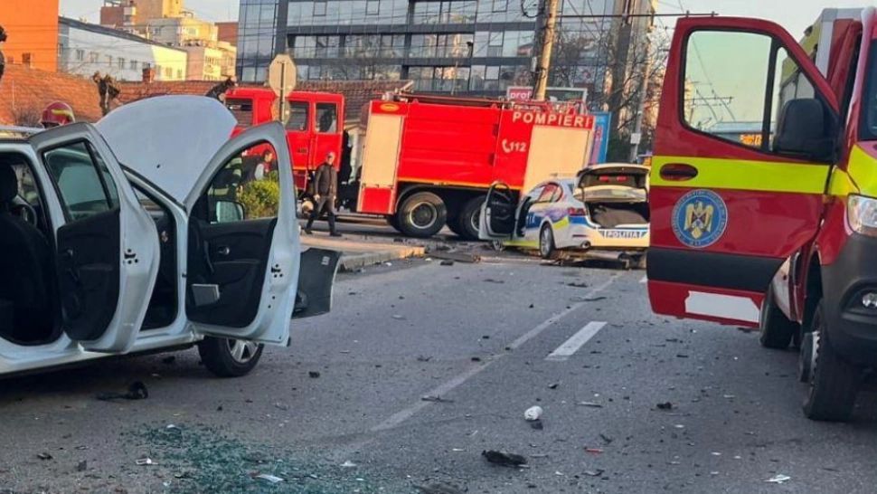 BMW al Poliției Rutiere, DISTRUS după un carambol pe o stradă din Cluj! Doi polițiști au avut nevoie de îngrijiri medicale