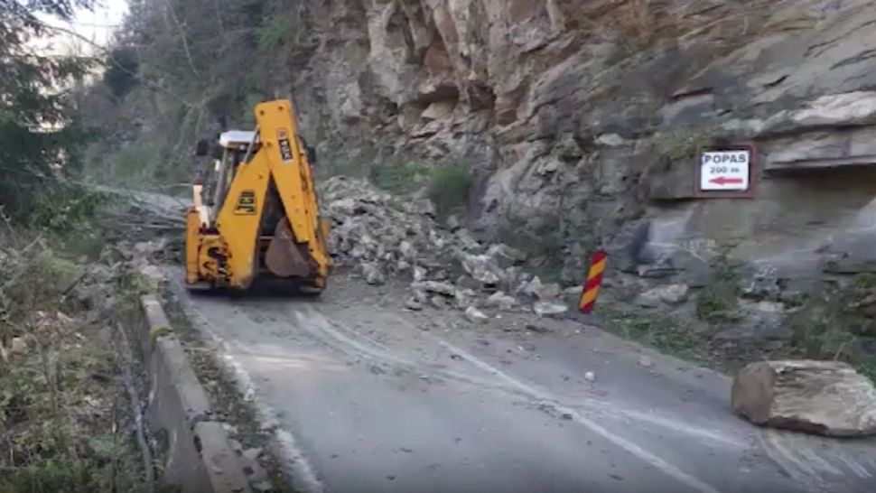 Traficul rutier, închis din nou pe Transalpina din cauza unei alunecări de teren