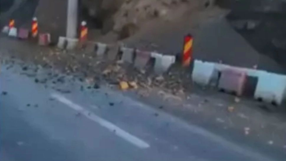 Trafic ÎNCHIS pe Valea Oltului din cauza unei noi alunecări de teren! Anunțul Poliției - VIDEO