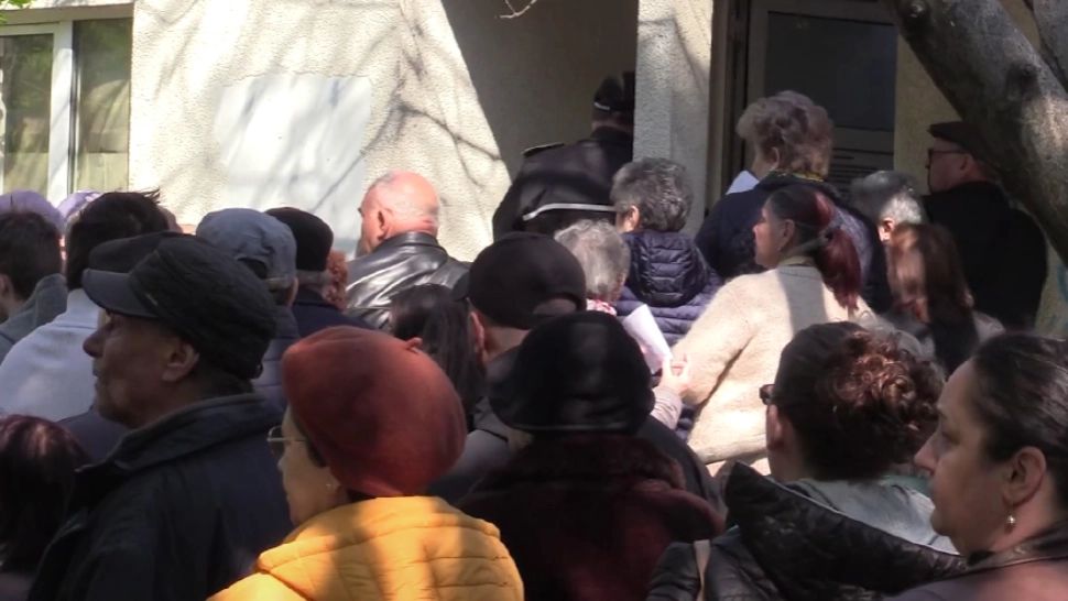 Umilință maximă! Sute de persoane cu dizabilități, la coadă pentru ajutoarele alimentare de la UE - IMAGINI DRAMATICE