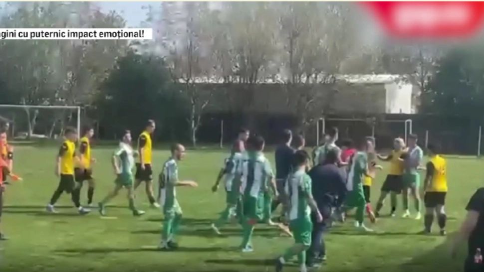 Bătaie generală între fotbaliști: jucătorii și-au împărțit pumni și picioare chiar pe teren! Ce s-a întâmplat cu partida