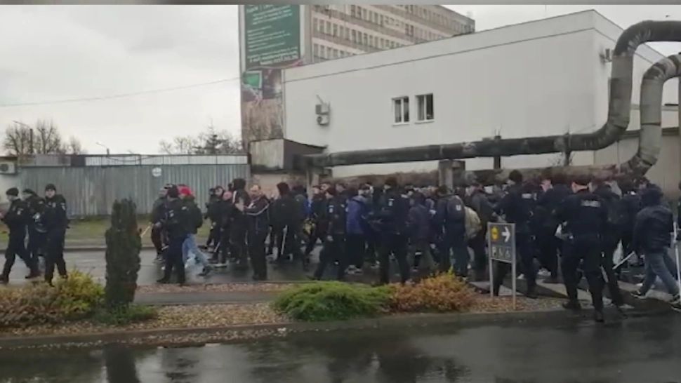HAOS pe străzile din Arad, înainte de meciul UTA Arad - Universitatea Cluj. Suporterii s-au luat la bătaie chiar în centrul orașului