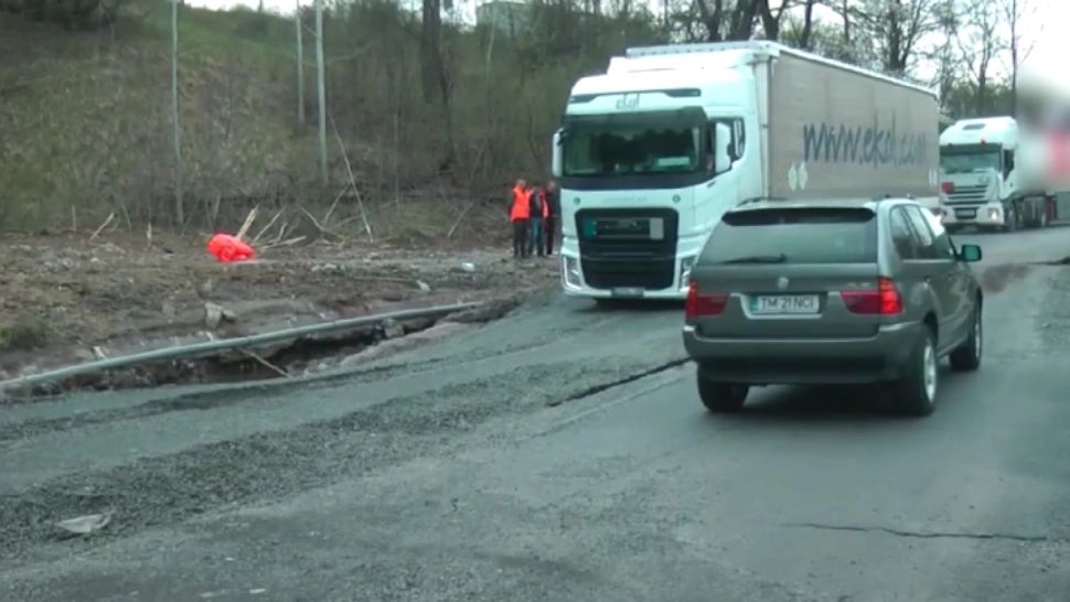 Asfaltul a luat-o la vale! Pericol uriaș pe un drum tranzitat de mii de șoferi - VIDEO 