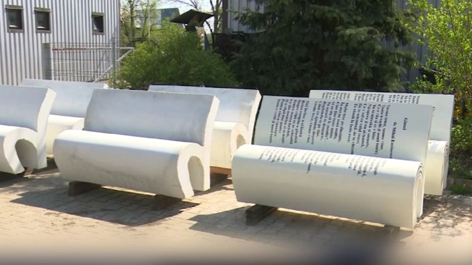 Modernizare inedită la Iași: bănci personalizate cu versuri din poezii. Edil: "Am început cu Mihai Eminescu, era și logic"